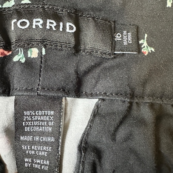 Torrid Shorts Black and Floral Size 16W - Picture 4 of 7
